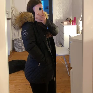 Rockandblue jacka  - Säljer nu min fina rockandblue jacka eftersom den inte kommer till användning längre. Den är i storlek 36 och det är en super fin och super skön vinter jacka. Jackan är i fint skick och endast använts en vinter. Pris kan diskuteras. Köparen står för frakt