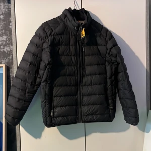 Parajumpers jacka  - Säljer nu min parajumpers jacka nu eftersom den blivit för liten! Passar dig som är runt 160-165cm 