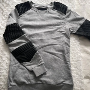 Grå Philipp Plein sweatshirt - Inköpt för 4500kr, sparsamt använd. Storlek L
