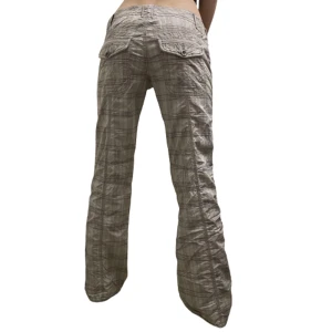 Lågmidjade cargo byxor från Esprit stl 36 - Ett par snygga cargo byxor från Esprit i stl 36❤️‍🔥 De är i fint skick utan några defekter Mått Midja-80cm Innerbenslängd-76cm Köp nu är på & köparen står för frakten💋  Kolla gärna in våra andra annonser med massor av Y2k och vintage kläder från bla Ed Hardy