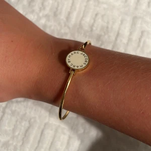 ARMBAND MARC BY MARC JACOBS - Säljer detta superfina guldiga / vita armbandet från Marc Jacobs. Aldrig använt, nyskick. Säljer för 500 Kr. Köparen står för frakten! 