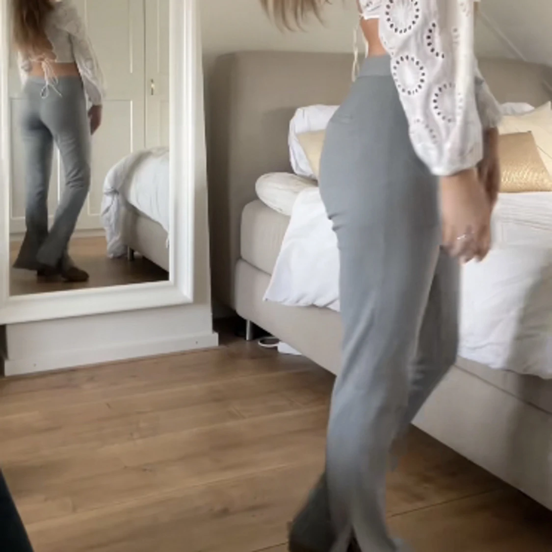 Gråa kostymbyxor med slits i midwaist - 91