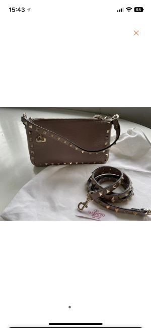 Valentino garavani väska - Skitsnygg valentino väska med nitar. Älthetsintyg och allting finns. Köpt på vestaire med äkthetsgransknkng
