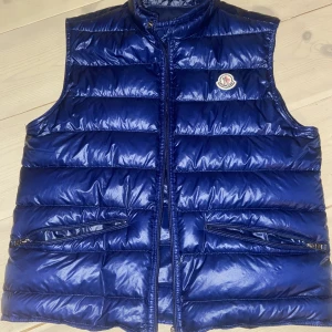 Moncler gui down-vest mörkblå, size: 3 - Riktigt bra skick och använd lite, säljer då jag inte längre passar den.  Kvitto går att ordna