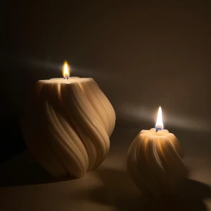 SWIRL LJUS XL - Ljuset är gjort av 100% stearin och sojavax, ca 12x9cm. 249:-