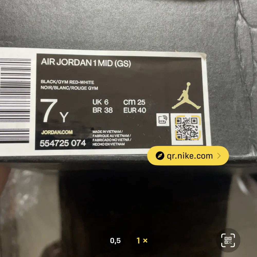 Jag säljer Air Jordan 1s mid banned 2020 (GS), Köpte dessa skor I Januari och dom är fortfarande rena. Har använt dom fåtal gånger men dom passar inte mina fötter. Passar till storlek 39-40. Beställde på restocks för 2000kr. meddela mig för övriga frågor.. Skor.