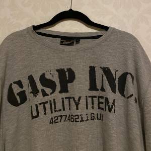 Säljer min gråa Gasp sweatshirt. Den är köpt för 849kr. Fler bilder eller frågor? Bara att skriva!