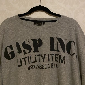 Grå Gasp sweatshirt  - Säljer min gråa Gasp sweatshirt. Den är köpt för 849kr. Fler bilder eller frågor? Bara att skriva!