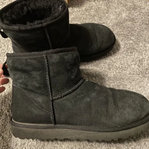 Uggs vinterskor  - Intressekoll på mina uggs köpa förra året men är alldeses för stora för mig så funderarpå att sälja dem. 