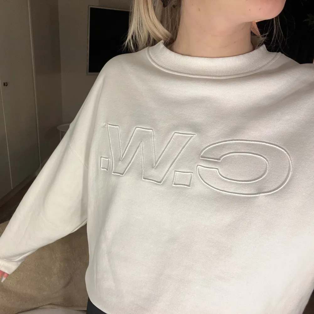 säljer denna superfina sweatshirt från carin wester som aldrig blivit använd, inga defekter eller nopprig, den är i storlek xs med passar s lika bra💗 kan frakta och skicka bättre bilder ((frakten är inräknat i priset)). Tröjor & Koftor.