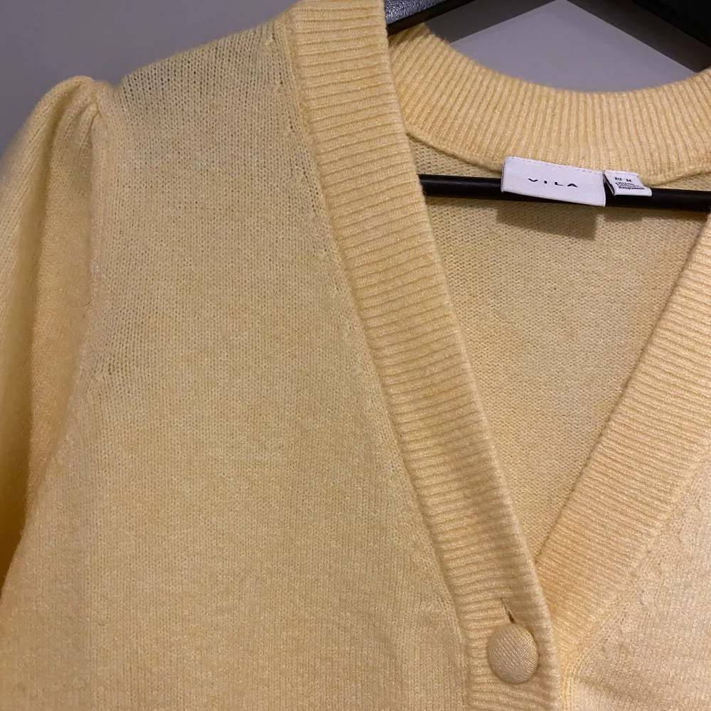 Gul tröja från Vila. Knappt använd storlek M. Är inte lika gul som på bild 1. Se bild 3 för mer rättvis färg. . Tröjor & Koftor.