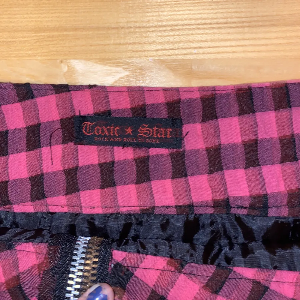 Unik kjol från Toxic Star i Japan. Man kan ta av det rosa bältet, knappt använd. Säljer då jag behöver pengarna . Kjolar.