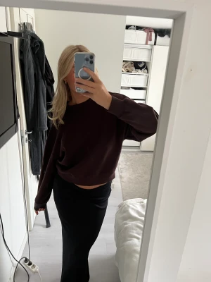 Brun sweatshirt  - Brun sweatshirt från Gina, fint skick då den nästan aldrig är använd, inte nopprig eller likande därmed priset! Storlek M 