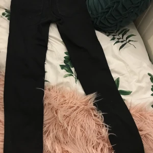 Jeans från CHLOE - Har använt 2-3 gånger väldigt bra skick  Pris kan diskuteras  Tvättat 1 gång och den svarta färgen är fortfarande väldigt stark  (skinny jeans men de ser ut ut o va de när man väl ha på sig de)