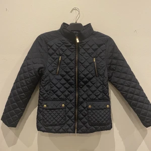 Mörkblå Höstjacka  - Säljer denna helt oanvända höstjacka från Zara kids. Prislappen finns kvar!! Storleken på jackan är 170 men är stor i storleken och passar även XXS/XS. Jackan köptes för 600kr och säljs nu för 140 då den är helt oanvänd! 💓