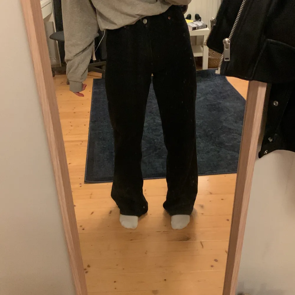 Säljer mina svarta supersnygga yoko jeans från monki! Perfekta go-to jeansen. Strl 27. Jag är 163cm lång och de är lite för långa på mig.. Jeans & Byxor.