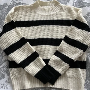 Randig stickad tröja - Ny och helt oanvänd. 