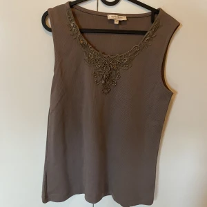 Brunt linne m broderi - Mycket bra skick.