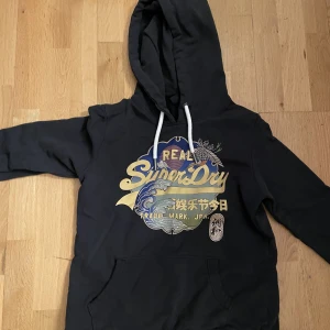 SUPERDRY hoodie säljes  - Säljer en superdry vintage hoodie. Använt Max två gånger. Super bekväm. Nypris 699kr 