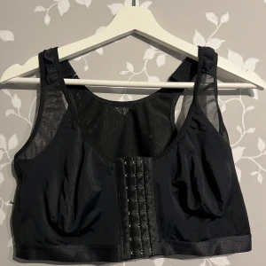 Splitter ny tränings bh strl XL - Aldrig använd bara provad, man kan ändra storleken runt om och banden på axlarna.