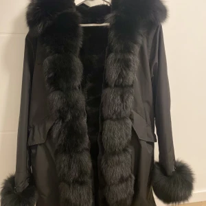 Pälsjacka st M,L - Säljer min pälsjacka har använt den några gången den är helt ny, inga hål eller fleckar. Absolut äkta, nypris 4000.Skriv till mig gärna om du undrar något  eller för fler bilder. Priset går att diskuteras💕  