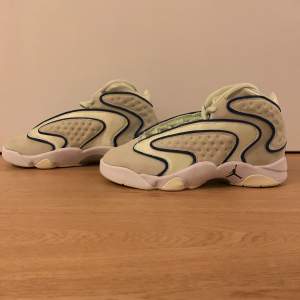 Ett par nyon gröna basket skor som har väldigt mjukt tyg inne i skorna💓 