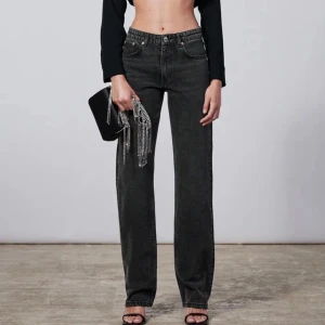 Zara jeans mid rise straight jeans  - Zara mid rise straight jeans i grå/svart.  Har vanligast storlek 36 och dessa är storlek 40 så de sitter mer baggy på mig.☺️