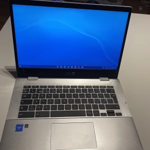 Bärbar dator  - Säljer en bärbar dator från Asus Chromebook C523 CEL i fint skick köpte den för två månader sen Intel® Celeron® N3350-processor och funkar bra kan skickas på post o tar emot swish
