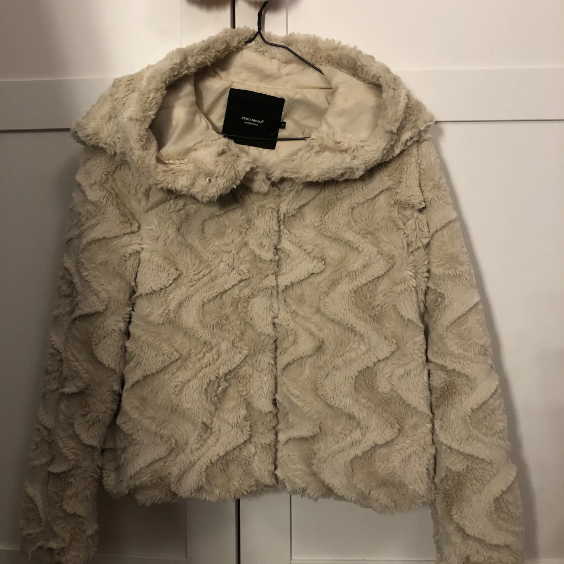 Vit pälsjacka