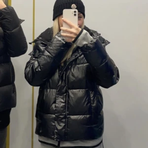 calvin klein jacka - jätte fin jacka från calvin klein i jätte bra skick! Jackan är i stl S och nypris 2200kr