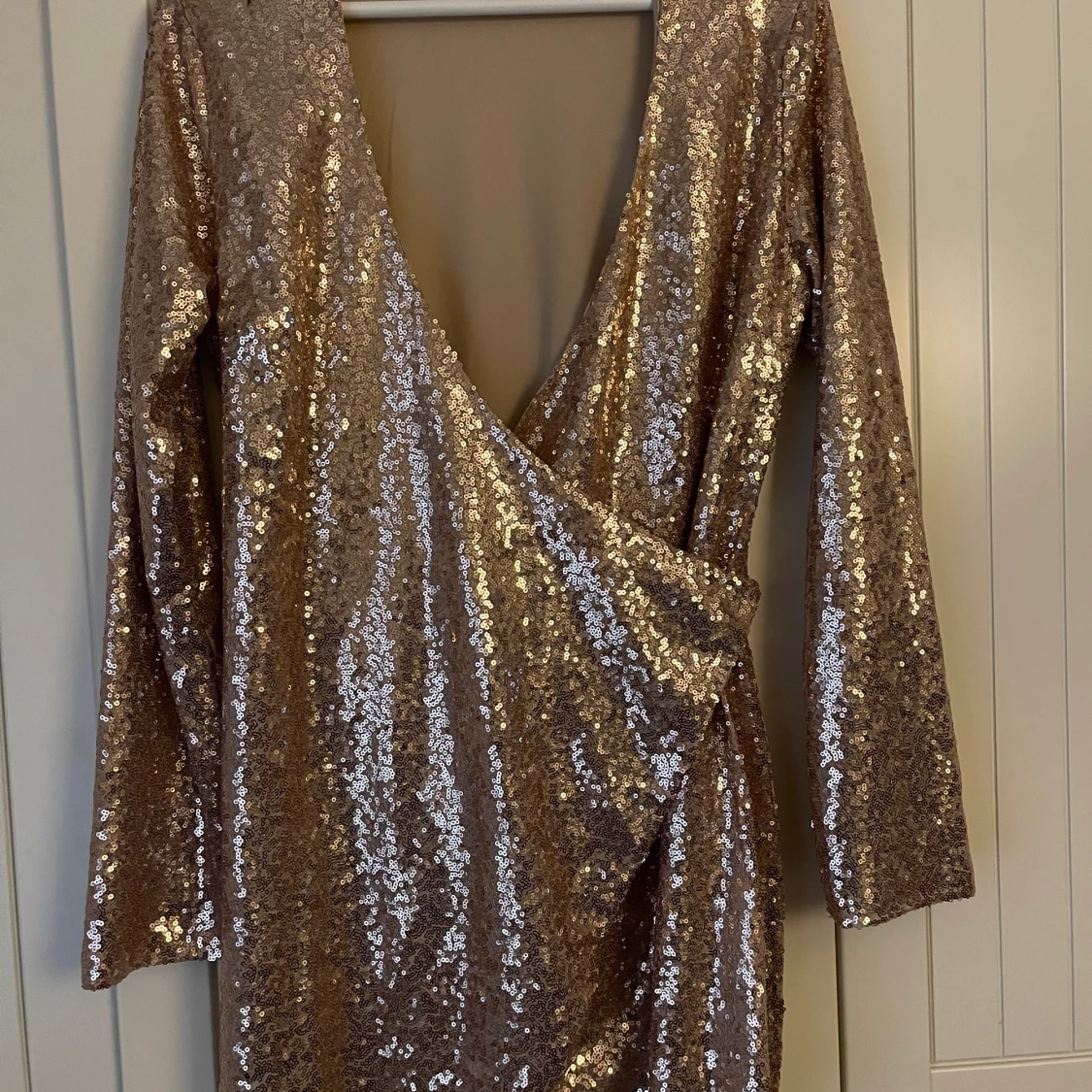 Guldig paljettklänning  - 90