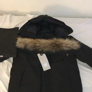 Canada Goose Chateau parka black Label - Hej!  Säljer min Canada Goose jacka här eftersom den är liten på mig Min jacka är en identisk kopia 