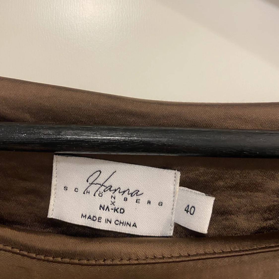 Brun satinklänning från Hanna SchönbergXNakd - 91