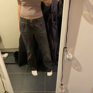 Mustang jeans💓💓 - Snygga baggy, gråa jeans💕 det står att de är i storlek 31/34 men passar mig (lite stora) som har midjemått 78 cm. Har två hål där ett skosnöre kan träs igenom