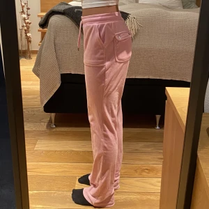 Juicy Couture - rosa juicy byxor i stl xxs. endast provade, oanvända. jättefint skick!💖💖