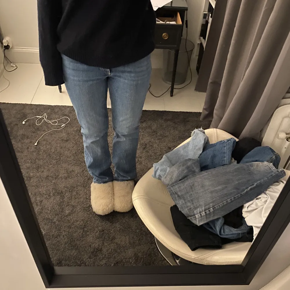 Ett par blå jeans från zara med bootcut. Supersnygga med stor stickad tröja. Storlek 38 och det finns lite stretch i byxorna❣️. Jeans & Byxor.