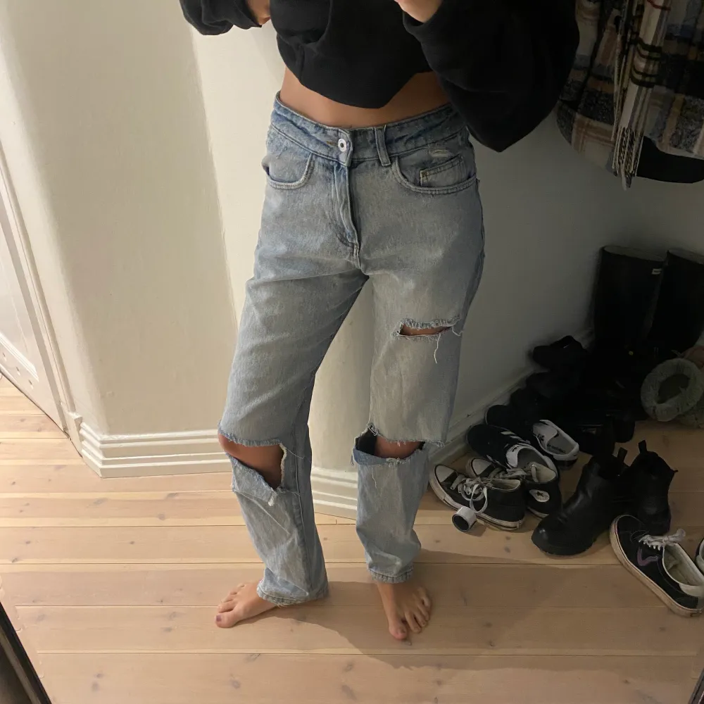 Skit snygga jeans från collusion kollektionen på asos! Hålen på jeansen har stretchats ut pga användning men något jag endast tycker gör dem snyggare. Benen går ner till hälen på mig som är 161 cm lång. . Jeans & Byxor.