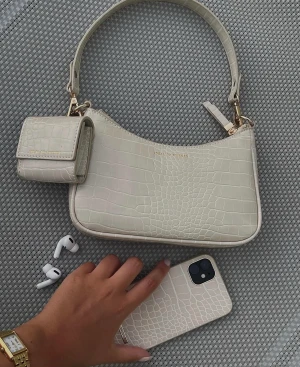 SHOULDERBAG - Axelväska från ideal of sweden.  Jättefint skick, använd 2-3 gånger. Nypris 999kr säljs för 200.  