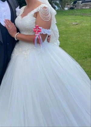 Brudklänning  - Brudklänning använd endast 4h,storlek 34 går att juste från ryggen till större & mindre storlek 