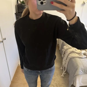 Svart collagetröja  - Säljer min super sköna svarta collagetröja då den inte kommer till användning. Storlek XS men sitter som en S. Nypris 349kr, Säljer för 60kr❤️