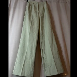 Gröna kostymbyxor  - Kostymbyxor från bikbok. Använda en gång. Säljes då de är för långa för mig. Skulle nog passa någon som är 169+