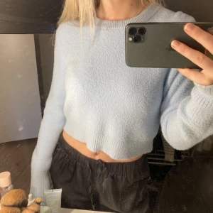 Stickad tröja från Zara - Jättegosig tröja från zara. Bara använd ett fåtal gånger, säljer då den inte kommer till användning längre. Storlek M men passar S också. Hör av er för fler bilder eller frågor💓