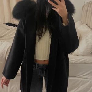 Kappa med äkta pälskrage - Säljer min fina kappa med pälskrage (äkta päls). Strl xs men den sitter lite oversized. Använt fåtal gånger så den är som ny. Köpt för ca 3000kr. Pälsen är avtagbar