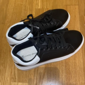 Sneakers - Oanvända skor, vit o svarta med text bak