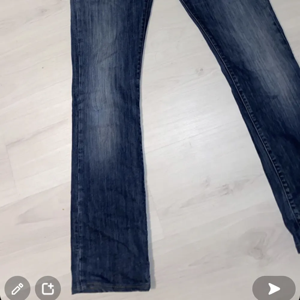 Snygga lågmidjade utsvängda jeans från replay💕. Jeans & Byxor.