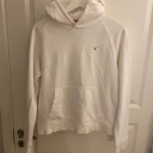 Gant hoodie - Vit gant hoodie, köpt för nått år sedan från kidsbrandstore, nypris 749. Använd några gånger bara så fint skick, storlek 176, men passar även small/medium.
