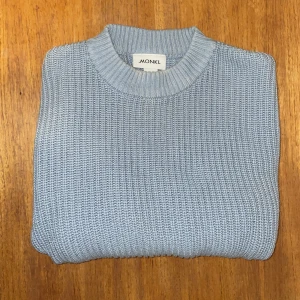 Stickad tröja - Väldigt trevlig stickad tröja. Bra skick, användt en säsong typ!   Något croppad o lite ballongärmar- perfekt modell enligt mig :) Flyttar 1/12 så behöver vara en snabb affär!! Pris kan diskuteras💗