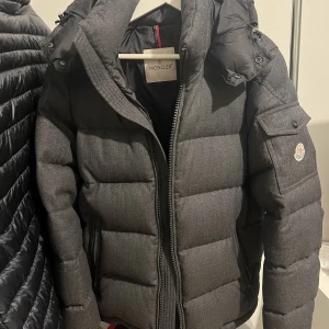 Moncler Montgenevre Size 2 - Moncler montgenevre Size 2 Jätte bra skick förutom hålet på ärmen som går att fixa hos en skräddare billigt