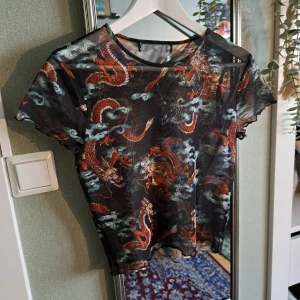 Meshtshirt - Svinball genomskilning tröja med kinesiska drakar på, köpt från carlings, aldrig använd flr har inte vågat