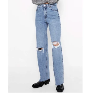 Zara jeans - Använda max tre gånger, sitter bra i längden på mig som är 174. Färgen beskrivs bäst på bild två. Skriv för mer information😁